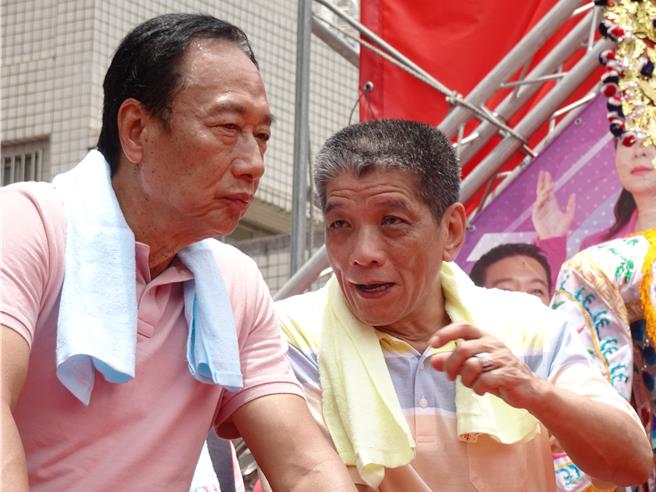 南投縣議會議長何勝豐(右)退出國民黨後公開力挺鴻海創辦人郭台銘(左)參選總統，郭台銘退選後他仍表示「不回國民黨也不參與輔選」。（曾雪蒨攝）