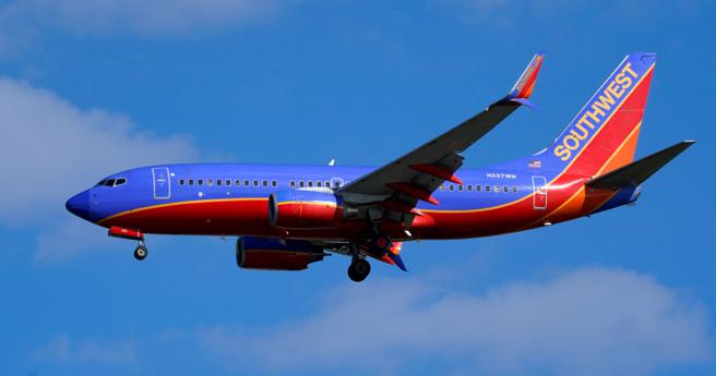 美國西南航空推出大尺碼乘客服務，先購買兩張票在登機時會幫忙退掉一張，讓你可以享受兩個座位。（示意圖／達志／美聯社）