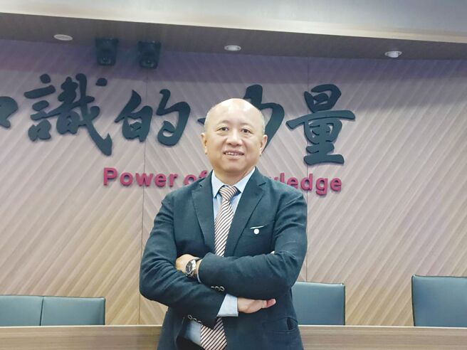 隨著庫存去化近尾聲，宏致2023年第四季表現大致和第三季持平，全年營收估年減2成。圖為宏致董事長袁万丁。圖／本報資料照片