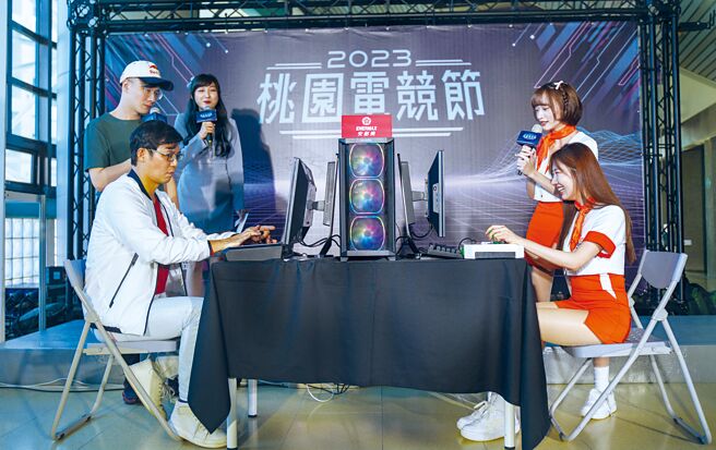 亚运铜牌选手林立伟指导体育局局长与桃园璞园领航猿啦啦队，使用ENERMAX安耐美电脑系统进行对战。图／业者提供