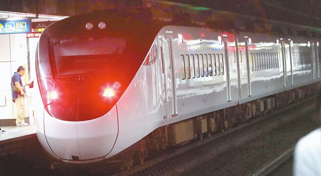 台铁3缺失，首度挨罚210万元。图为EMU3000型自强号。（郑任南摄）