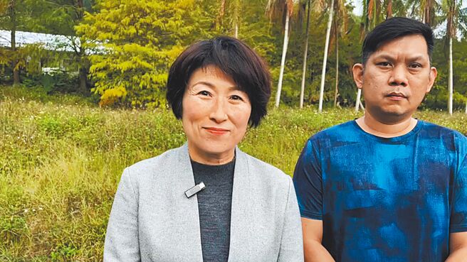 首批销往大陆的台东凤梨释迦被验出有虫害，台东县长饶庆铃（左）13日证实，县青农联谊会长张胜尧（右）说，当然担心影响外销。（蔡旻妤摄）