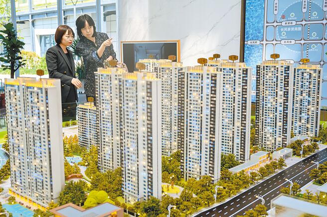 今年1到11月，大陆中古屋交易量占全部房屋交易量比重，达到37.1％，创下歷史新高。图为山西太原预售屋接待中心。（中新社）