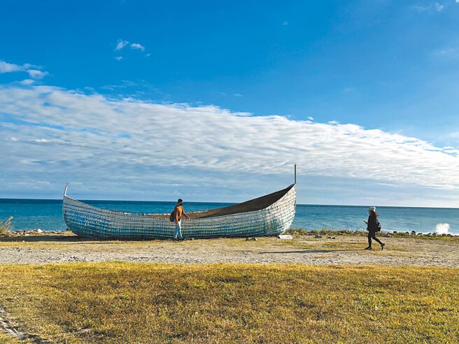 國立台東女中與中原大學建築系、全台200名美術班高中生跨校藝術共創作品《消逝的船與地景》為台東市海濱公園增添藝術氣息，也成為台東新地標。（蔡旻妤攝）
