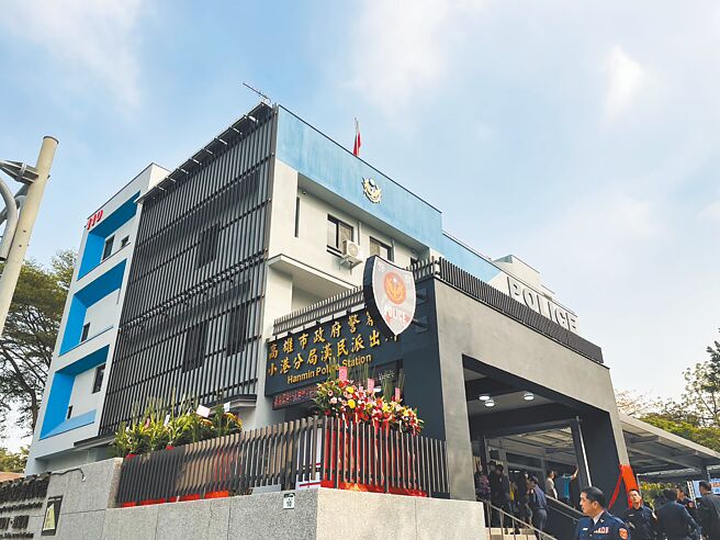 高雄小港分局漢民派出所新建廳舍於13日落成啟用，外觀以灰色為基底、以鮮明的藍色線條融入社教館園區萬坪綠地，代表「海洋城市」的意象。（洪靖宜攝）