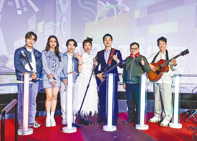 Lulu（中）13日与台北市长蒋万安、告五人等人出席台北跨年记者会。（罗永铭摄）