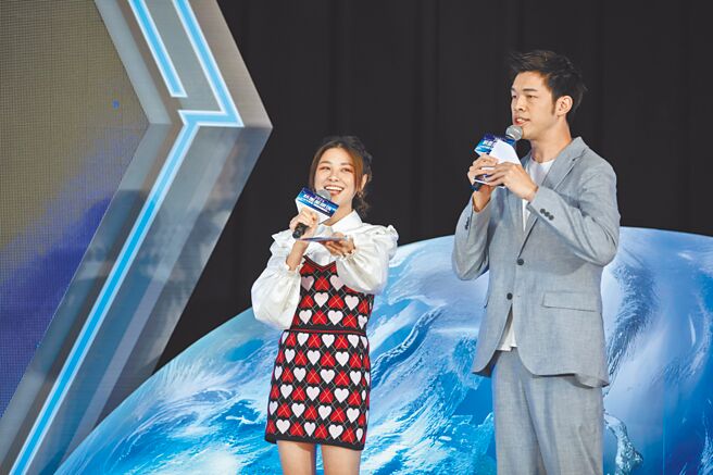 宇珊（左）与陈大天13日出席2024桃园跨年晚会记者会，这是他们首次搭檔主持大型活动。（年代提供）