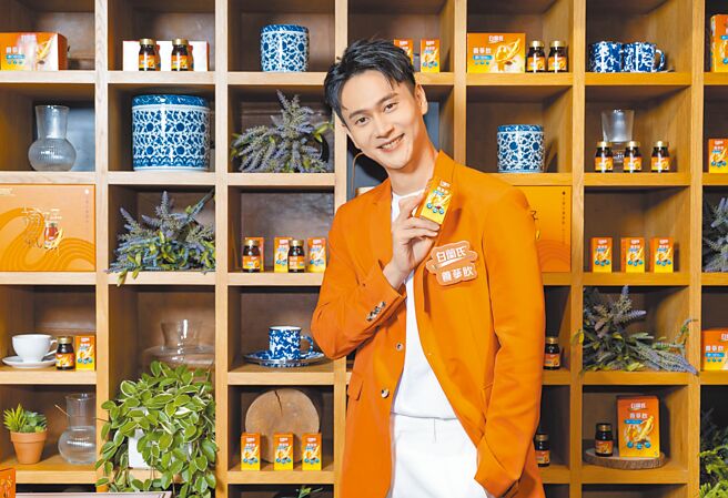 男星刘冠廷替白兰氏养蔘饮顺口回甘复方新品代言，表示自己出门前都会来上一罐补元气。（白兰氏提供）