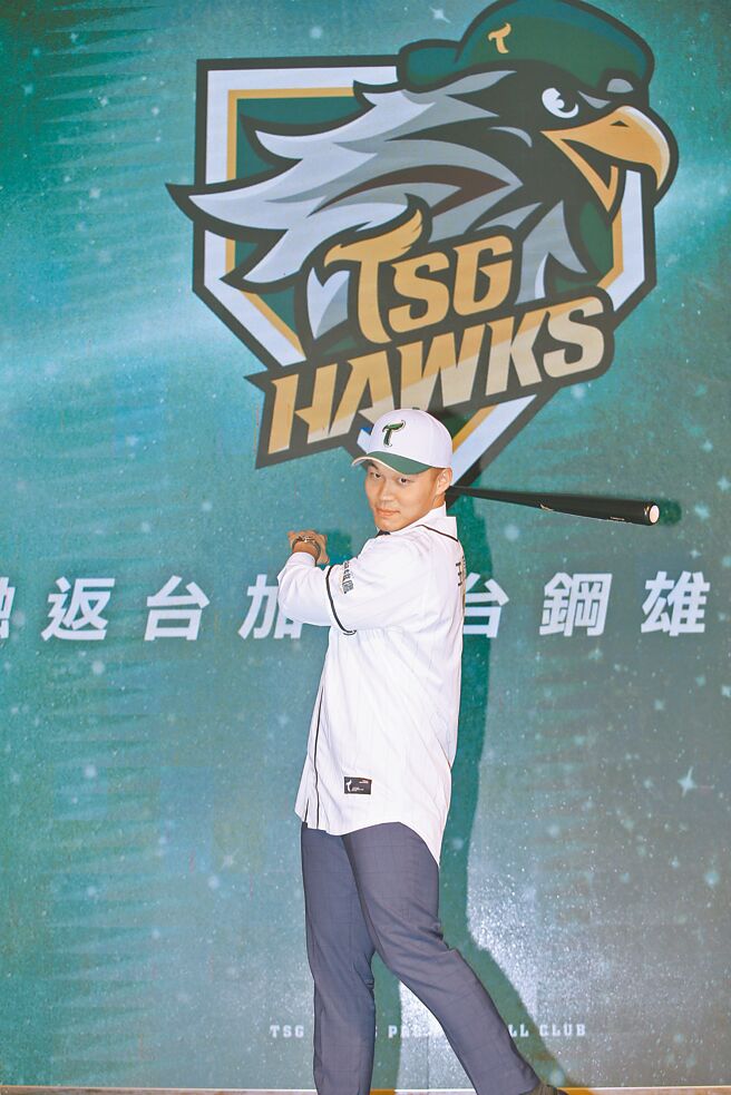 台钢雄鹰13日举行记者会宣布「台钢大王」王柏融返台加盟。（杜宜谙摄）