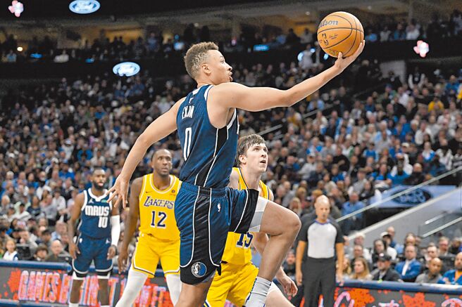 独行侠奇兵艾克塞（中）对湖人切入上篮得分。（路透）