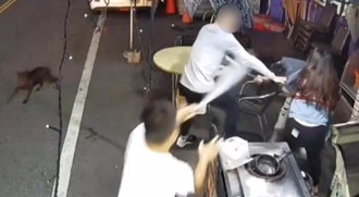 高清影像曝！ 埔里攤商夫婦遭「棒球隊」圍毆 檢警逮10嫌