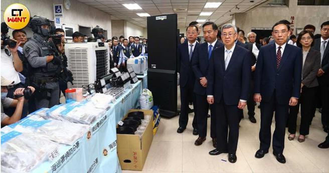 高检署认为大麻查缉量以倍数增加，但检察机关侦结施用大麻人数却未明显相对提高，显见施用大麻黑数偏高。图为行政院院长陈建仁巡视查缉毒品成果。（图／黄鹏杰摄）