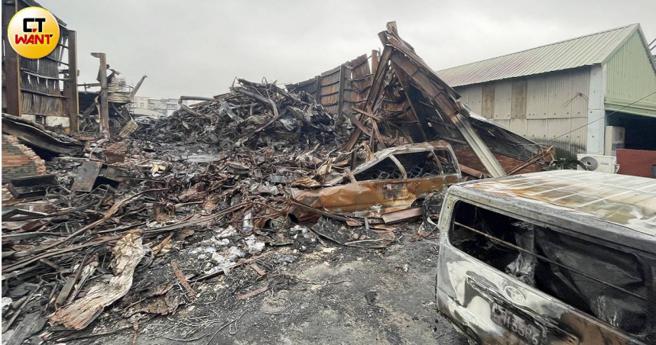 新北市板桥区板城路一处汽车改装厂1日发生火警，燃烧面积超过400平方公尺，更烧出当地30年来无水可用的困境。（图／赵世勋摄）