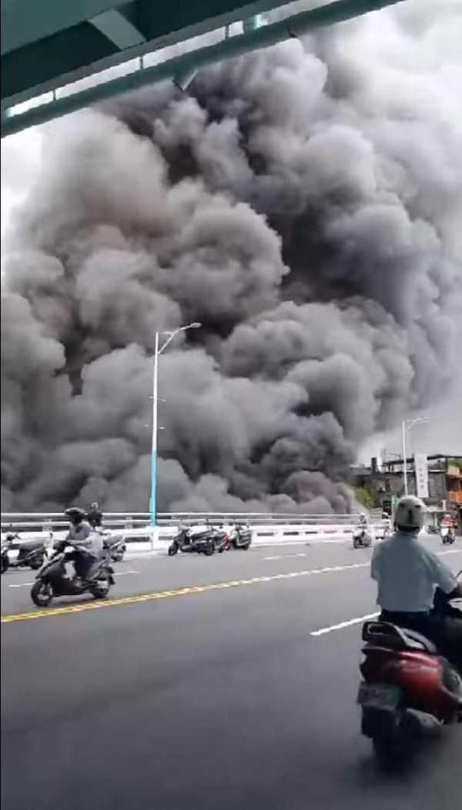 新北市板桥区板城路某汽车维修厂2018年也发生大火，浓烟滚滚数公里外可见，场面怵目惊心。（图／翻摄画面）