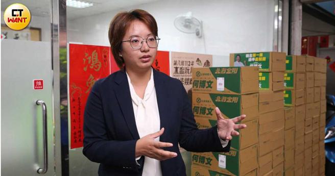 新北市议员黄淑君不忍浮洲地区民眾沦为自来水难民，呼吁水利局儘早接管满足民生需求。（图／赵世勋摄）