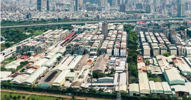 板桥浮洲地区多间工厂早已成为住家，但工务局认定该区属违章工厂区，30年来都不开放架设自来水管线。（图／报系资料照）