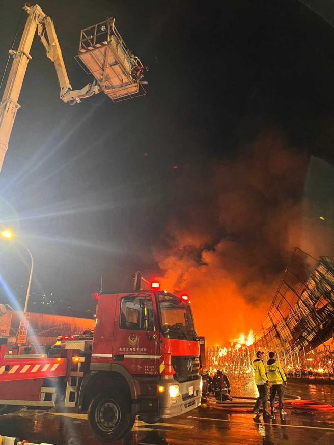 板桥浮洲地区长年无水可用，在1日汽车改装厂大火时，消防员只能先用水车扑救，再拉起长长管线寻找消防栓。（图／翻摄画面）