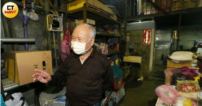 高老板在浮洲地区打拚40年，如今还得向邻居买水，用水都得看别人脸色。（图／赵世勋摄）