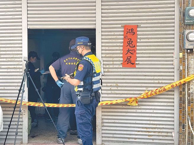 台南歸仁13日驚傳56歲許姓男子持刀刺死中風臥床的79歲母親，警方到場採證。（曹婷婷攝）
