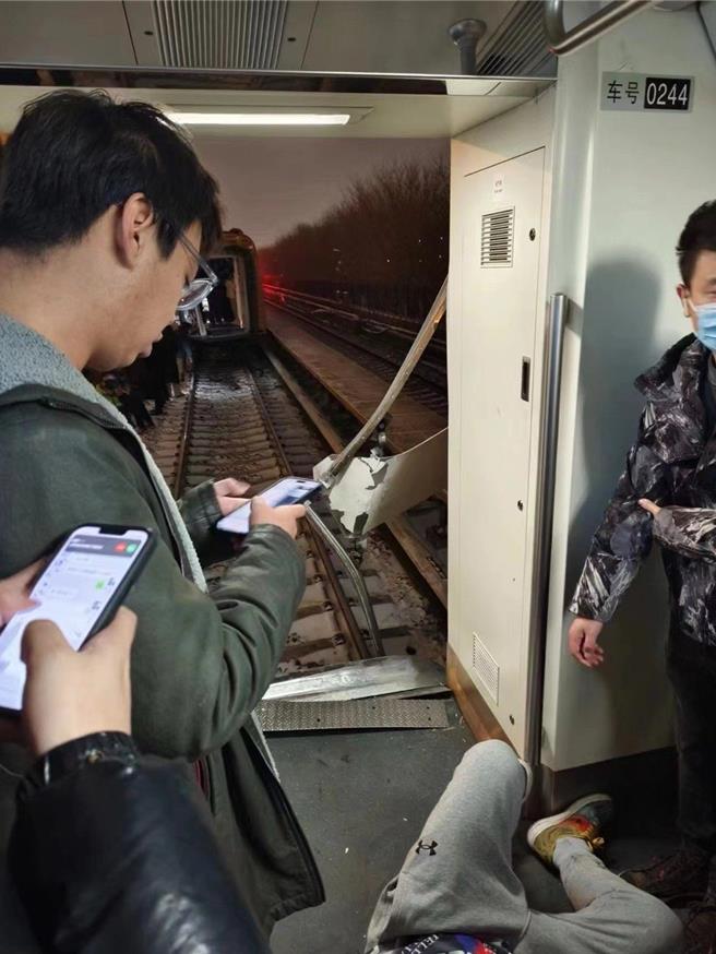 北京地铁昌平线脱链断裂两区段维持营运，西二旗至朱辛庄之间由公车接驳。图为@北京地铁 微博下网友上传疑现场图片，有乘客倒地，其他人忙着打手机。（@北京地铁微博）