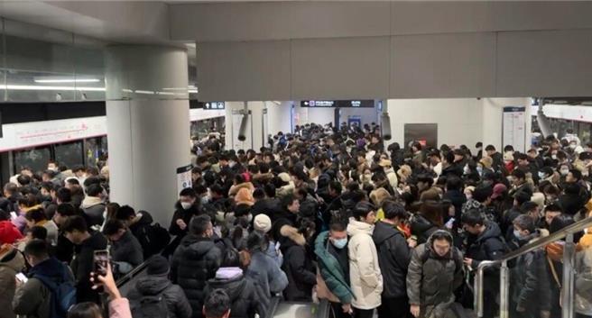 北京地铁昌平线脱链断裂两区段维持营运，西二旗至朱辛庄之间由公车接驳。图为有网友发布现场图片显示，列车延误致地铁站内大量人群聚集。（@北京地铁微博）