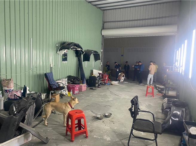 永康警方在高雄一处铁皮工厂揪出梁男。（读者提供／曹婷婷台南传真）