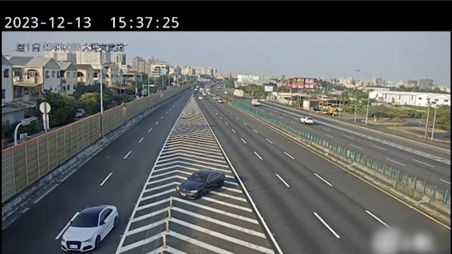 国道1号台南大湾交流道南向出口匝道发生BMW（右）飞车追逐奥迪（左）。（国道警方提供／曹婷婷台南传真）