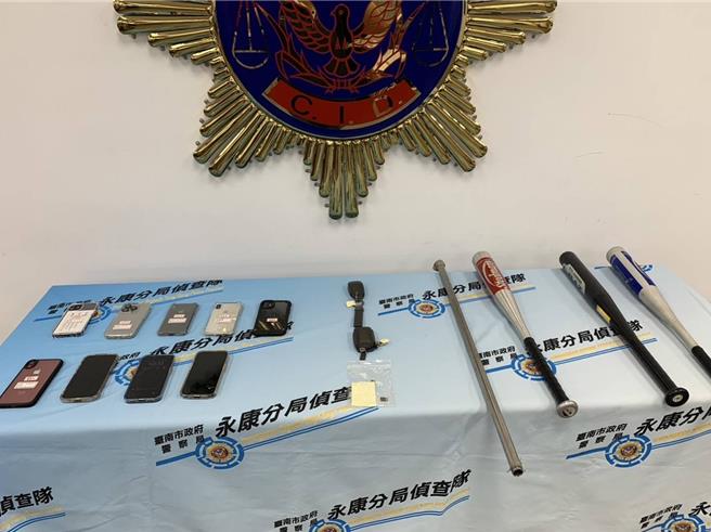 警方查扣数支棍棒。（读者提供／曹婷婷台南传真）