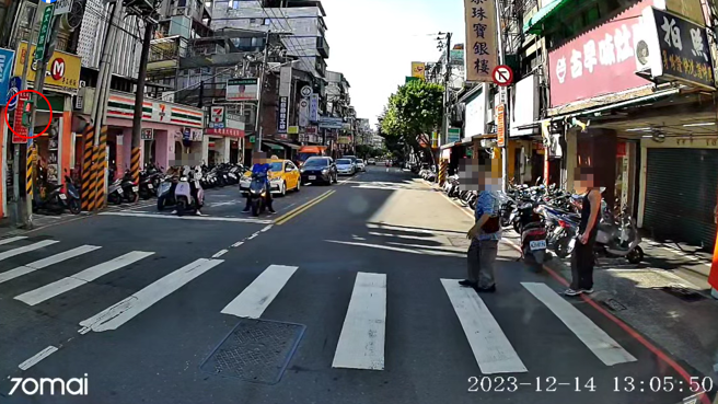 一名驾驶因礼让「站在斑马线上」的行人，然而，一等就是1分多钟仍不敢过。（图／翻摄自脸书爆怨公社）