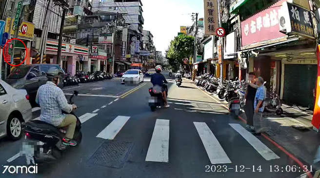 一名驾驶因礼让「站在斑马线上」的行人，然而，等了1分多钟不敢过，而2行人却开始聊了起来。（图／翻摄自脸书爆怨公社）