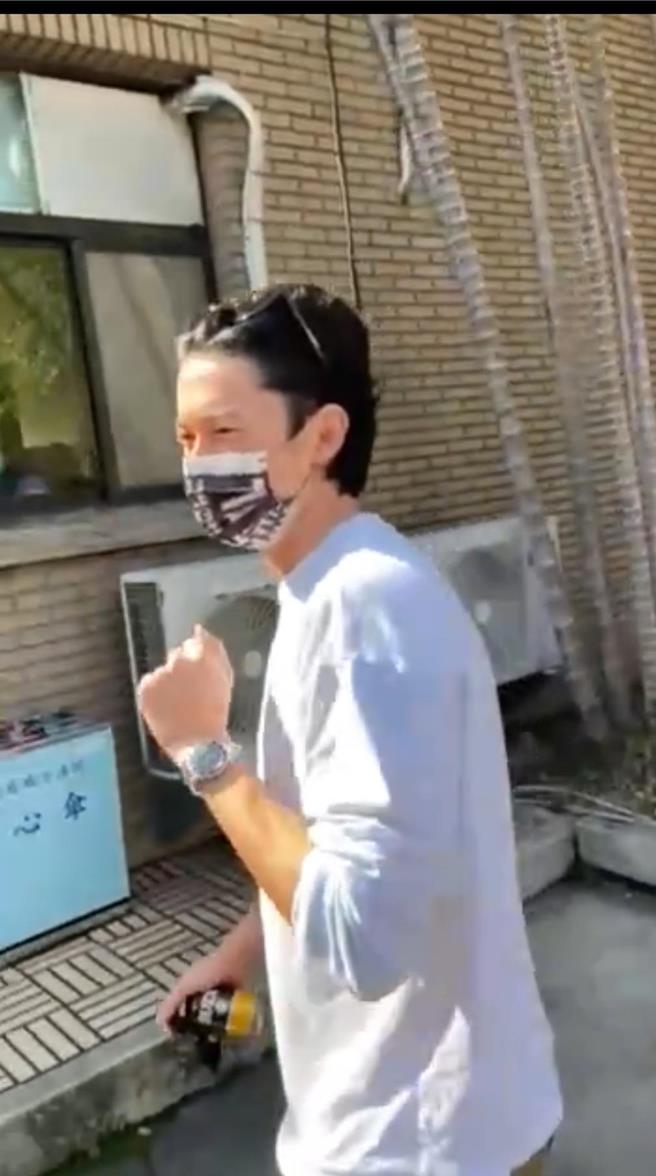 新北市锺姓男子今年1月间疑与父亲发生争执，持哑铃重砸父亲头部致死，被依杀人罪嫌起诉，台北地方法院7日由国民法官参与审判，金马影帝吴慷仁现身国民法庭（林伟信翻拍照片）