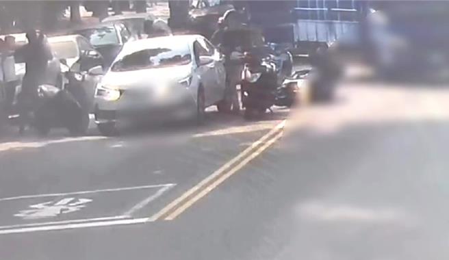 警方于大马路上逮诈骗集团成员。（翻摄照片／洪靖宜高雄传真）