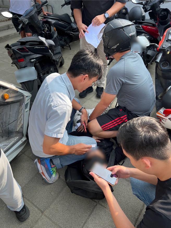 警方于大马路上逮诈骗集团成员。（翻摄照片／洪靖宜高雄传真）