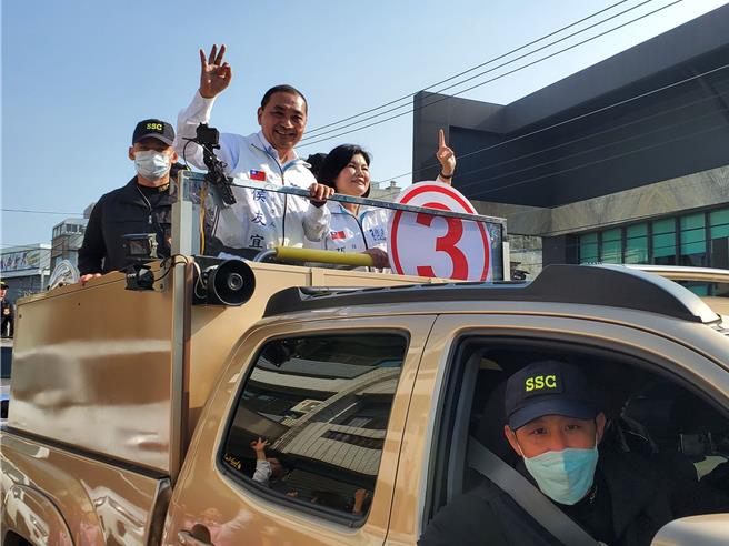 侯友宜(左)今到雲林掃街一整天，雲林縣長張麗善陪同。（周麗蘭攝）