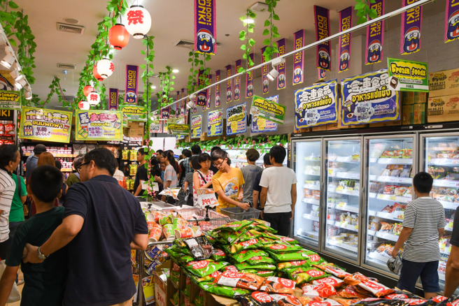 網友去日本購物被插隊，仔細一聽發現對方也是台灣人。（圖／shutterstock）