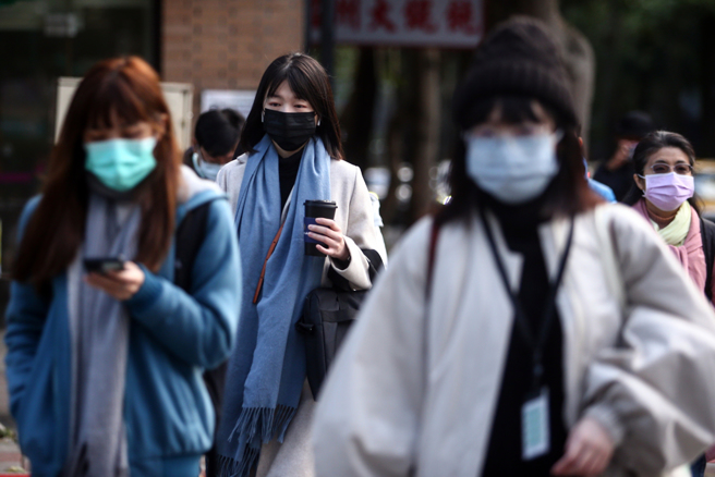 明天开始有3波强烈大陆冷气团接力，专家表示将一路冷到明年1月初。（本报资料照片）