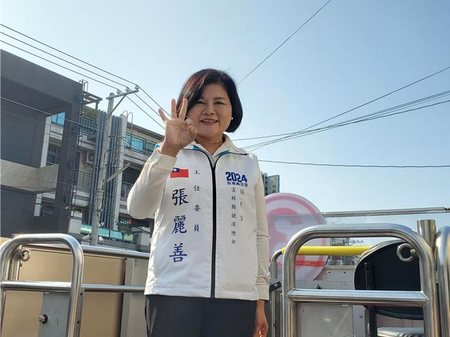 云林县长张丽善15日陪同侯友宜扫街拜票。（周丽兰摄）