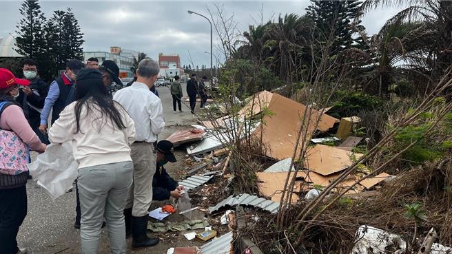 澎湖地檢署檢察官吳巡龍（穿雨鞋者）14日帶隊清查澎湖本島上的12處廢棄物濫倒處所。（澎湖地檢署提供／許逸民澎湖傳真）