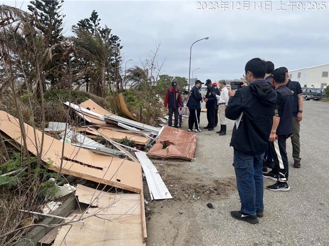 澎湖地檢署檢察官吳巡龍（穿雨鞋者）14日帶隊清查澎湖本島上的12處廢棄物濫倒處所，其中4件因涉及事業廢棄物涉有刑事不法。（澎湖地檢署提供／許逸民澎湖傳真）