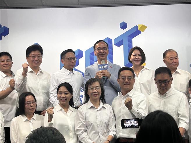 國民黨主席朱立倫（後排中藍衣者）15日率不分區專業組提名人舉行記者會。（陳薏云攝）