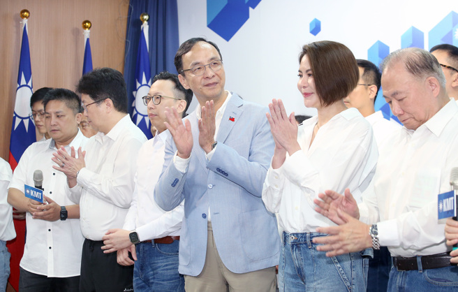 国民党「不分区特攻队」成军记者会15日举行，党主席朱立伦（右三）致词时盛讚国民党不分区参选人都是优秀专业的人才。（范扬光摄）