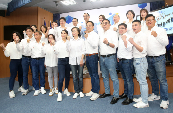 国民党「不分区特攻队」成军记者会15日举行，党主席朱立伦（后排右五）致词时盛讚国民党不分区参选人都是优秀专业的人才。（范扬光摄）