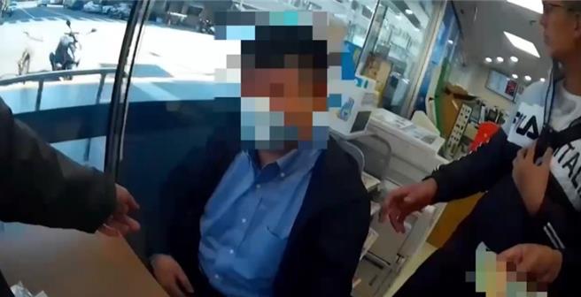 高雄一名婦人透過臉書群組欲投資50萬被要求加碼才能到達「飆股」門檻，婦人起疑向警方報案，並配合假面交逮到詐團車手。（警方提供／任義宇高雄傳真）