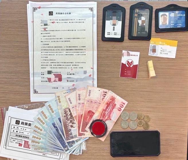 警方從詐騙集團車手身上，查獲手機、投資契約及識別證等詐騙證物，依涉嫌詐欺、洗錢防制法案將蔡男移送高雄地檢署偵辦，並持續追查，要揪出詐騙集團幕後成員。（警方提供／任義宇高雄傳真）