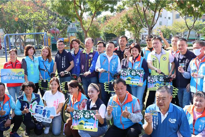 彰化縣員林市長游振雄（後排中）與多名鎮民代表、縣議員15日宣布，員林市民憑員林幸福卡於縣內範圍內借還公共自行車，前30分鐘員林市公所補貼4元騎乘金。（員林市公所提供／孫英哲彰化報導）