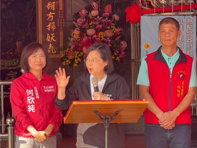 蔡英文总统（中）15日在台中七选区立委何欣纯（左）陪同下到台中市太平区北天宫。蔡英文表示，以前世界觉得台湾可有可无，现在则是不可被取代的，台湾还要继续努力，呼吁乡亲「选对的人」。（潘虹恩摄）