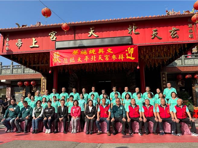蔡英文总统（前排中）15日上午来到台中市太平区北天宫，一行人先参拜祈福并赠匾予庙方，并与庙方、支持者合照。（潘虹恩摄）