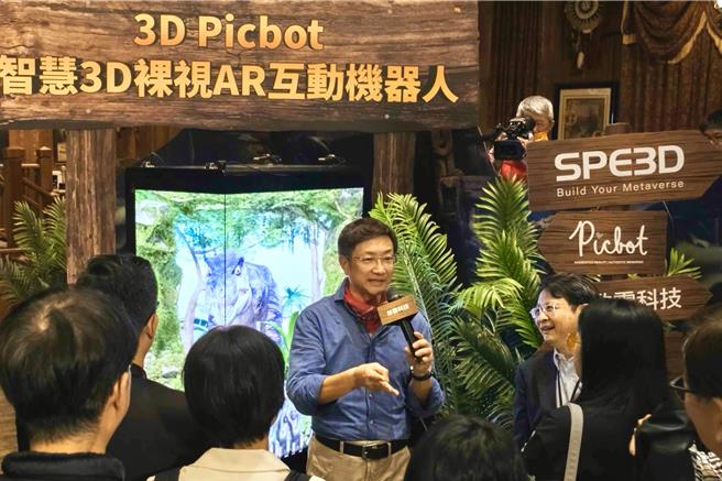 启云科技董事长丘立全介绍全新研发产品。（启云科技提供／王莫昀台北传真）