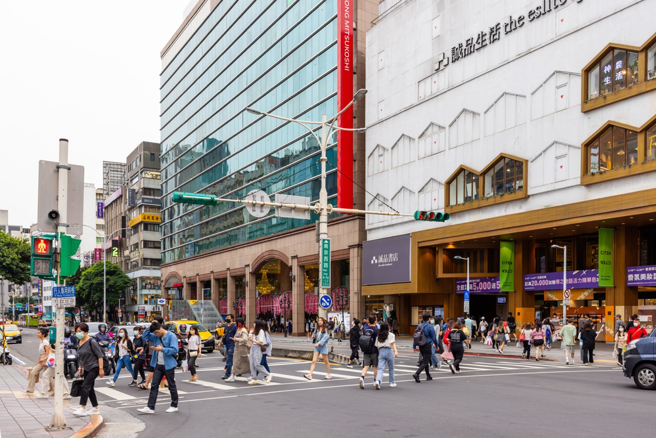 一名网友感慨，台北许多商圈都没落了，引起热烈讨论。（图／shutterstock）