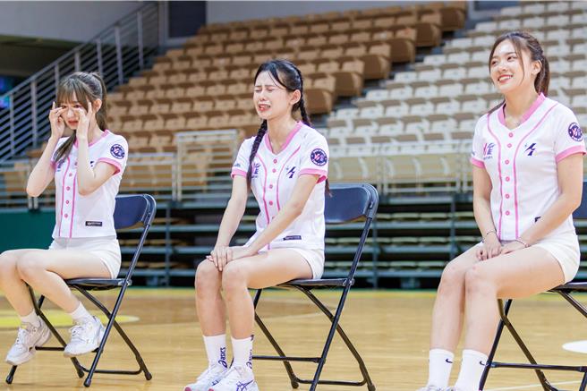 谢予容（中）因为突如其来的关卡，紧张到大哭。（好看娱乐提供）